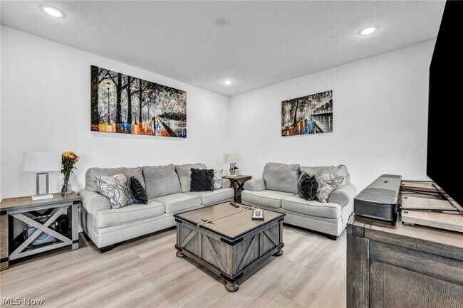 Building Photo - 704 Maple Hollow Ct