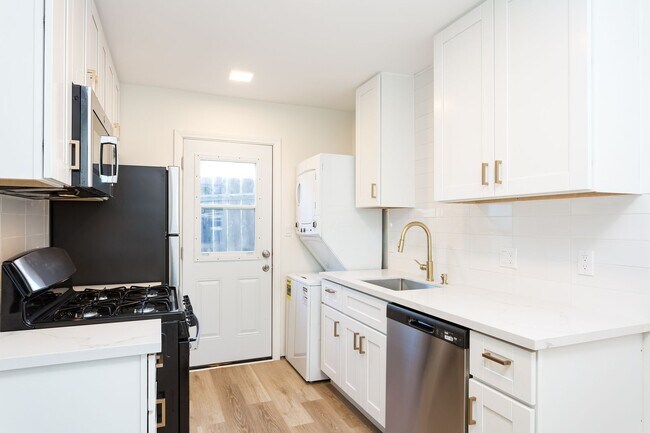 Building Photo - ~PRICE DROPPED!!~ Spacious 1-BR Unit in La...