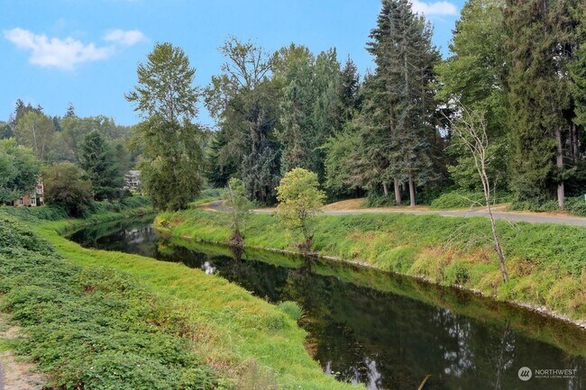 Building Photo - 7378 W Lake Sammamish Pky NE