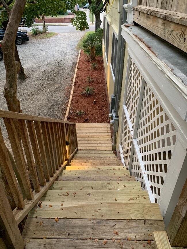 Building Photo - 407 Lewis St