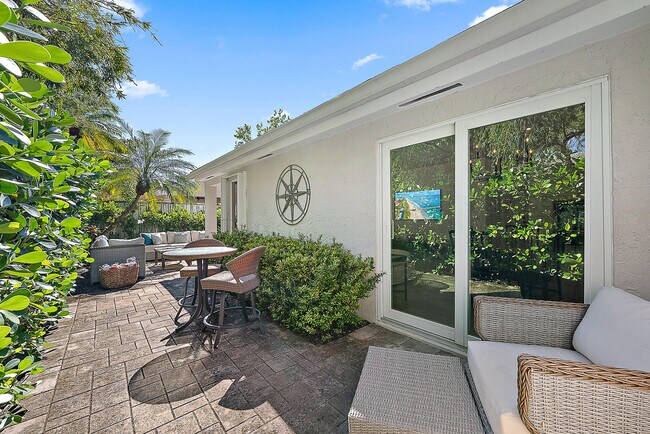 Building Photo - 15 Commodore Pl