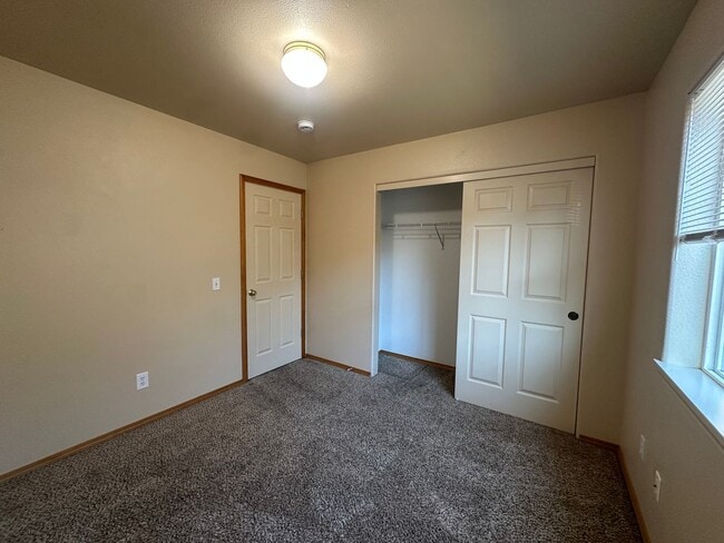 Building Photo - Ranch Style Home in NE Bend!  Fenced in backyard!