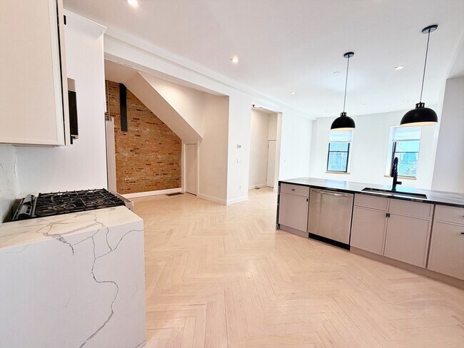 Building Photo - 182 Webster St