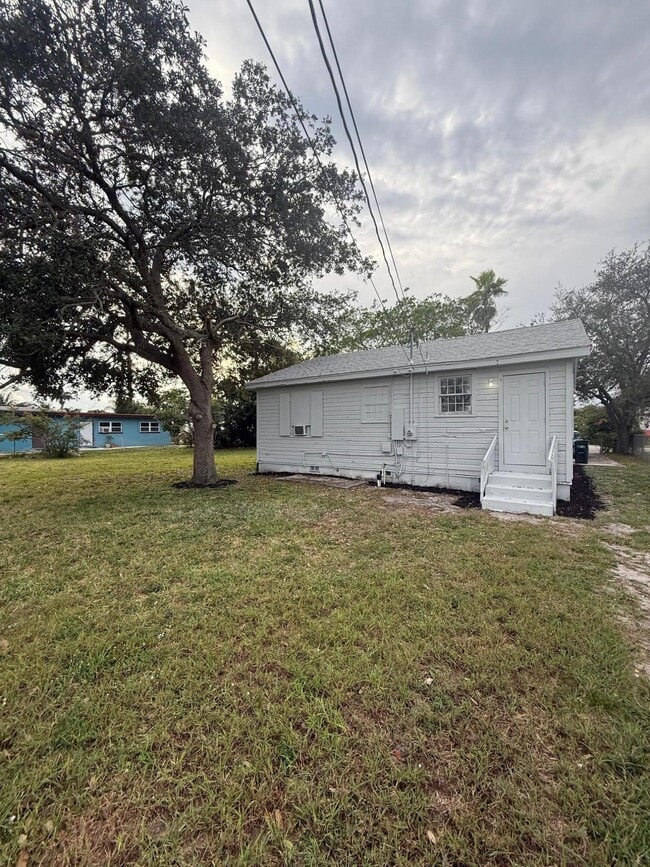 Building Photo - 33 SW 12th Ave