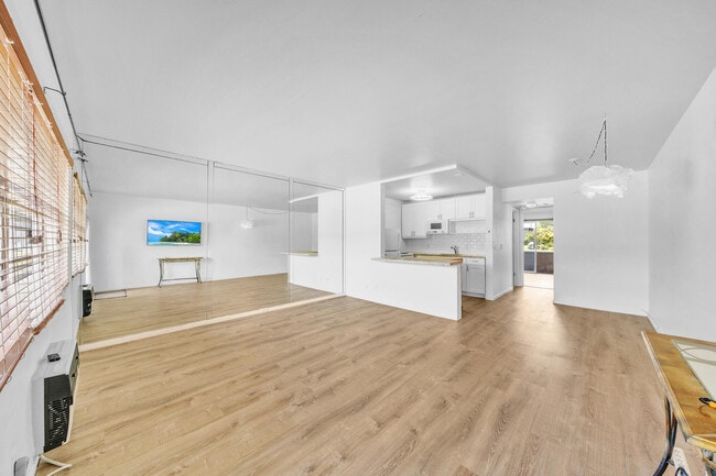 Building Photo - 127 Westbury E