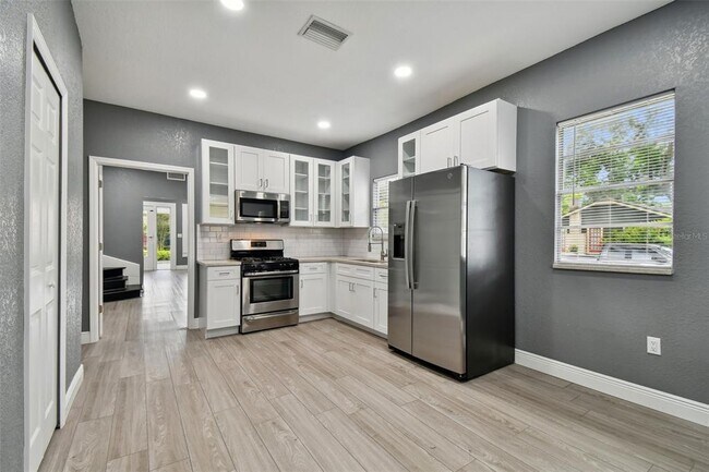 Building Photo - 6810 N Navin Ave