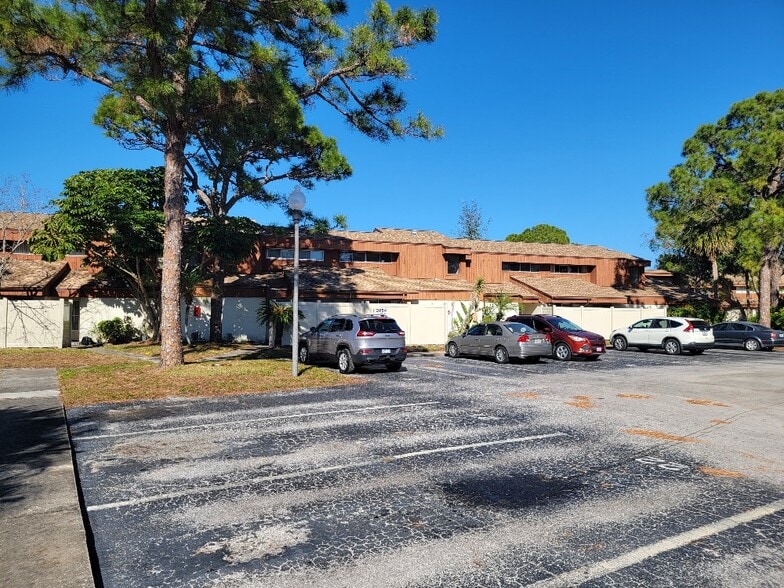 Building Photo - 2056 Sunset Point Rd