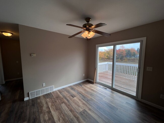 Building Photo - Spacious Split-Level Retreat Just Minutes ...