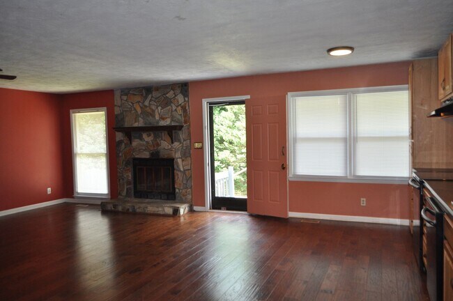 Building Photo - For Rent - 3 bedroom Close to Ft Bragg