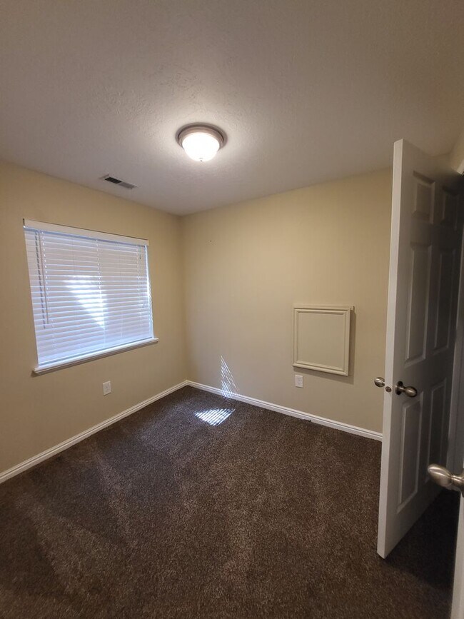 Building Photo - Large Pleasant Grove Home