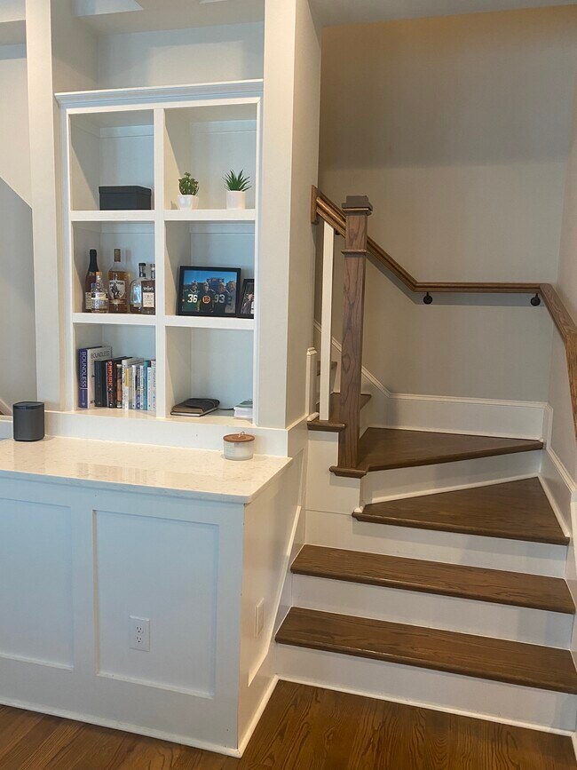 Building Photo - 2556 Vail Ave