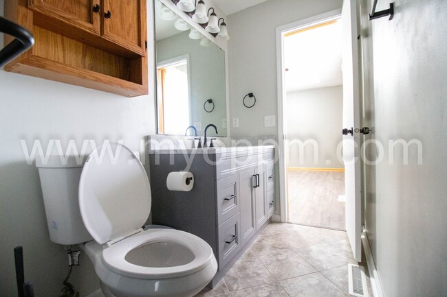 Building Photo - Must See! Well maintained 3 Bedrooms 2.5 B...