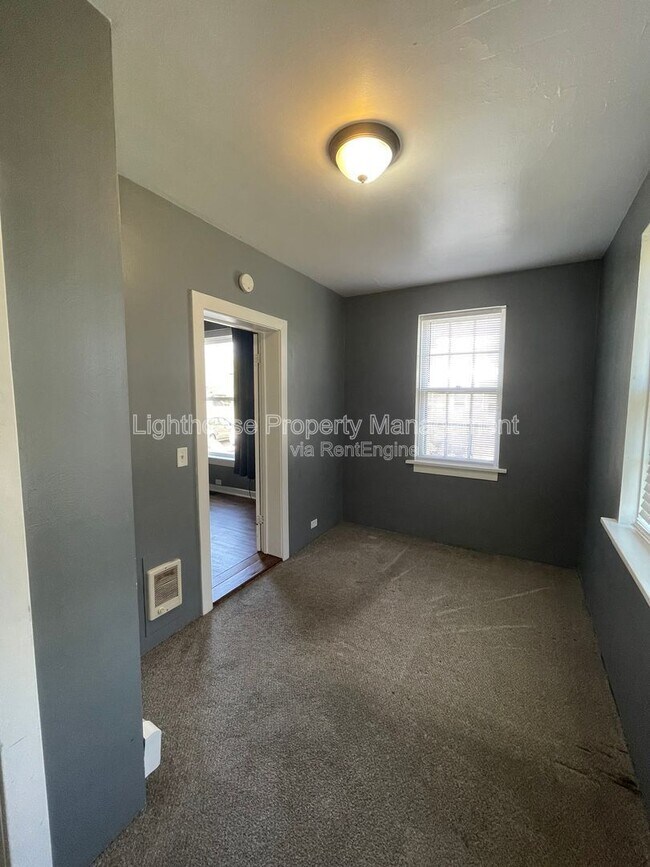 Building Photo - 809 W Cedar St