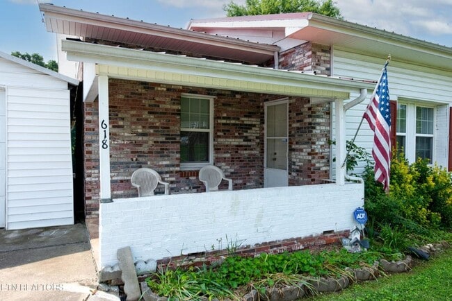 Building Photo - Maryville 37804 - 2 bedroom, 1 bath home w...