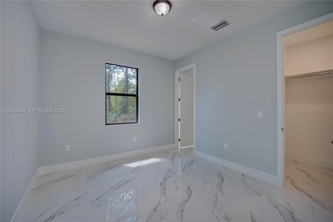 Building Photo - 872 Spaulding St E