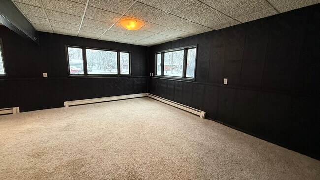 Building Photo - This large single family (4) bedroom, (3) ...