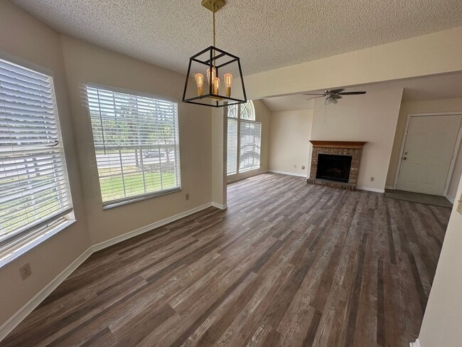 Building Photo - 3 BEDROOMS W/2 FULL BATHS, 2nd FLOOR UNIT