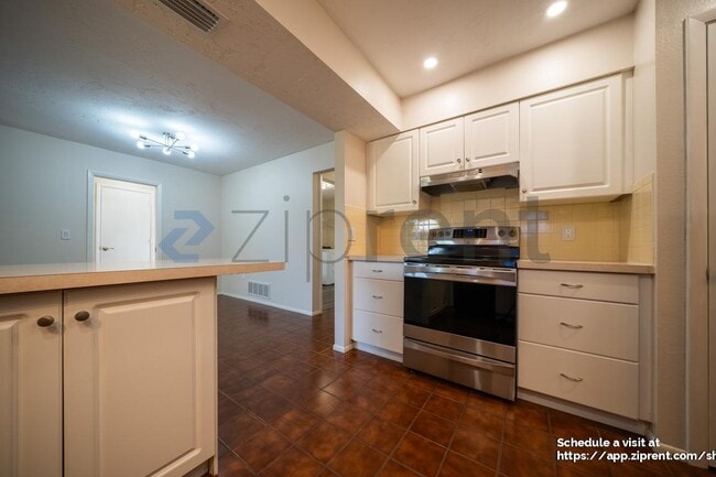 Building Photo - 468 Laurencin Dr