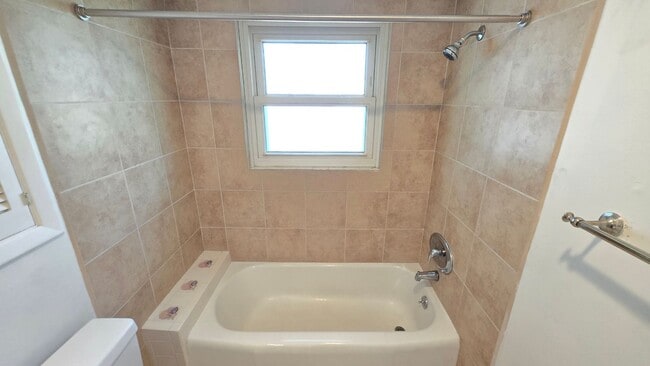 Building Photo - Charming 2BR/2BA Annual Rental in Southgate