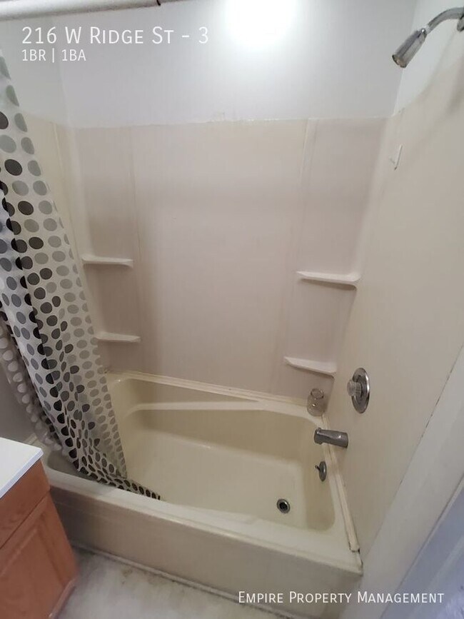 Building Photo - Available Now- 1 bedroom, 1 bathroom in La...