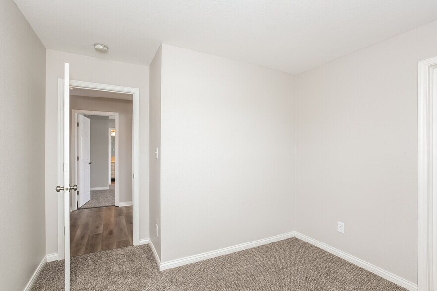 Building Photo - 2718 Rothe Ln