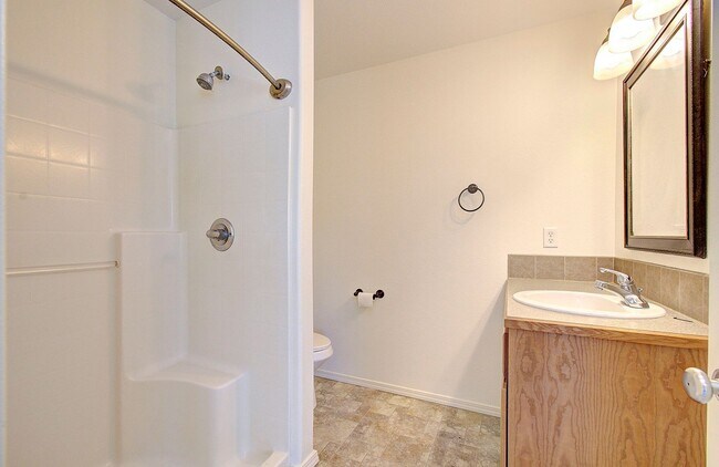 Building Photo - Beautiful Townhome- 3 Bedrooms