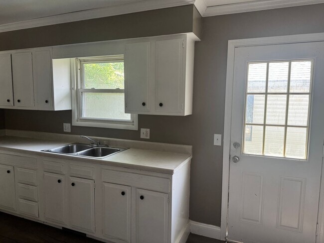 Building Photo - 2 Bedroom | 1 bath - Remodeled Unit Locate...