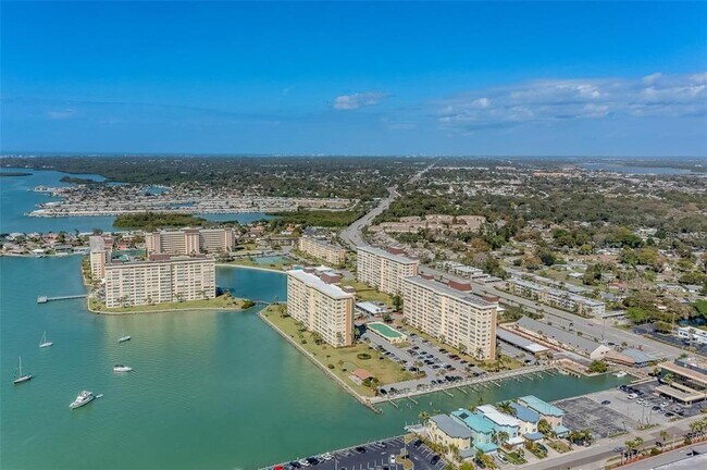 Building Photo - 4550 Cove Cir