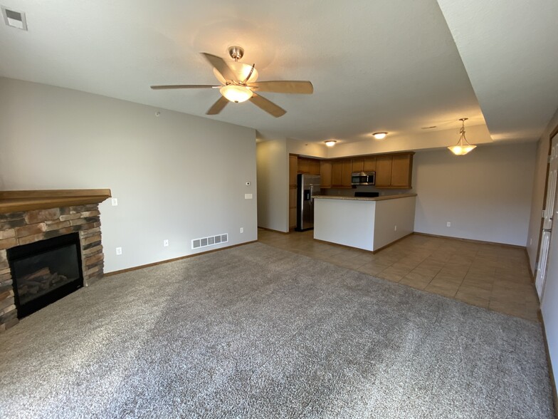 Building Photo - 2000 Meadow Ct