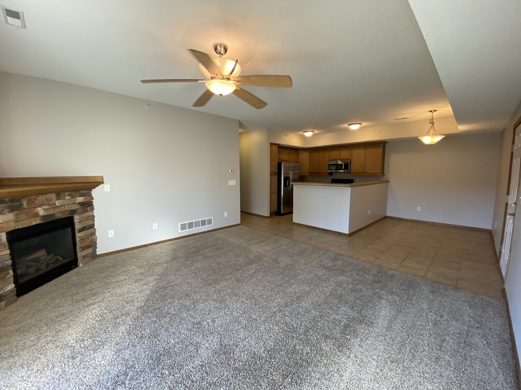 Building Photo - 2000 Meadow Ct