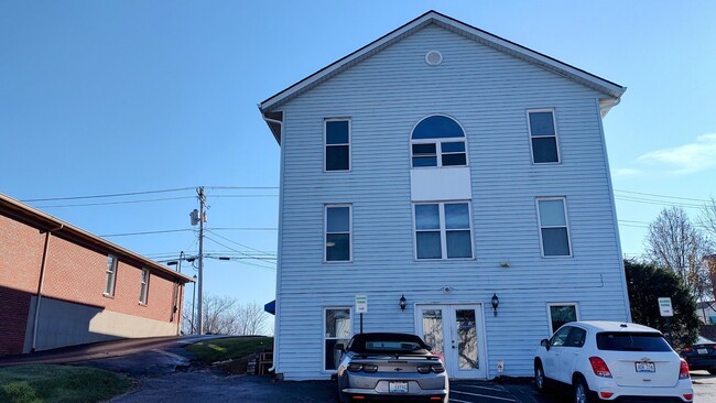 Primary Photo - 236 Main St