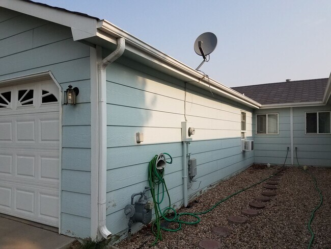 Building Photo - House For Lease