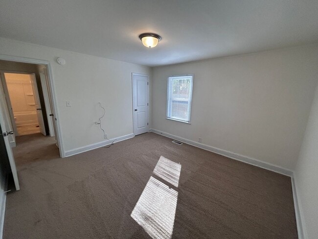 Building Photo - Great central Greensboro location with a detached 2 car garage space! Near UNCG