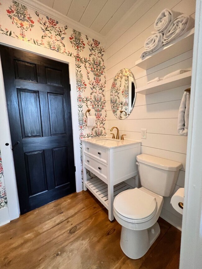 Building Photo - Modern Townhome 2bd/1ba