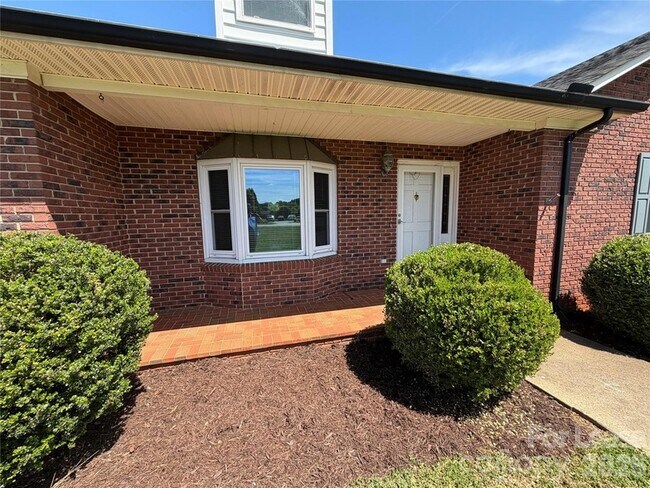 Building Photo - 236 Meadow Oaks Dr
