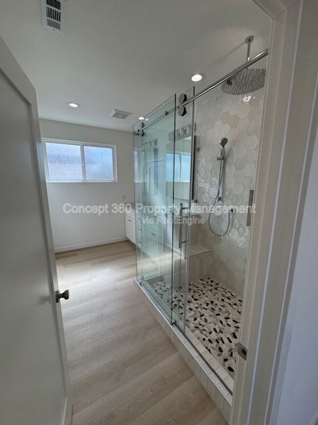 Building Photo - 6168 Briercrest Ave