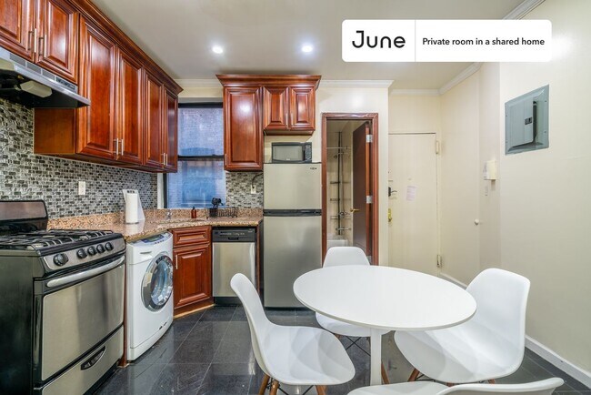 Building Photo - Private bedroom in 3 bed/1 bath Home