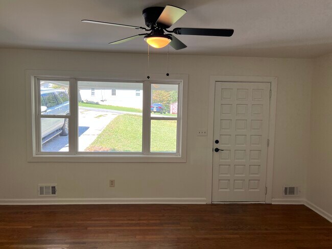 Bright and airy- freshly painted home - 4454 Roberta Cir