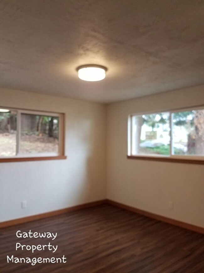 Building Photo - 3 Bedroom in town with a view!