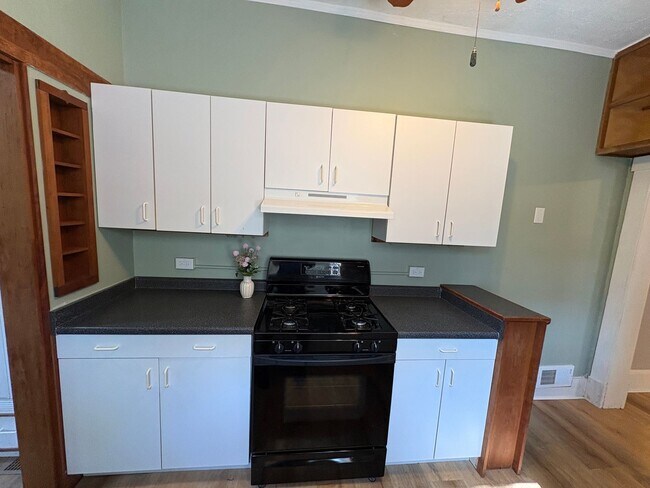 Building Photo - 4 bedroom 2 bathroom Historic Home Downtown Manhattan KS