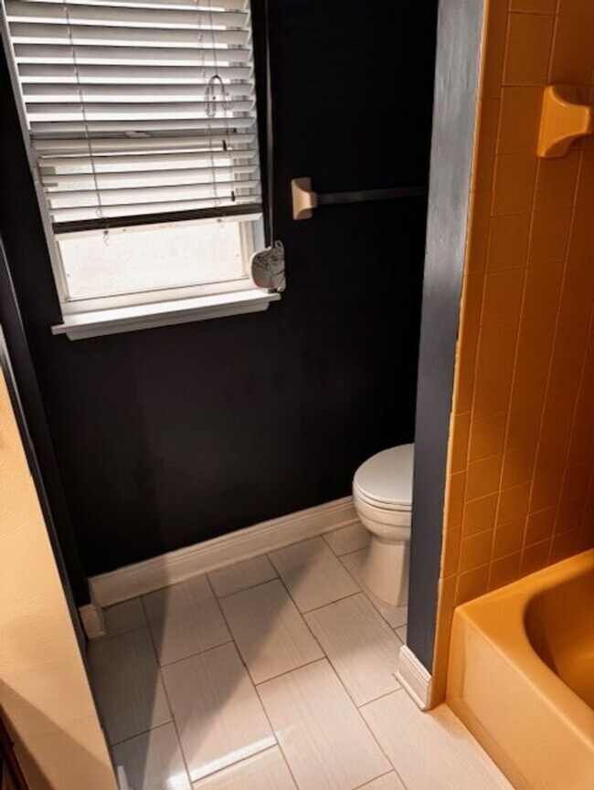 Building Photo - Available Now! Absolutely gorgeous 3 bedro...