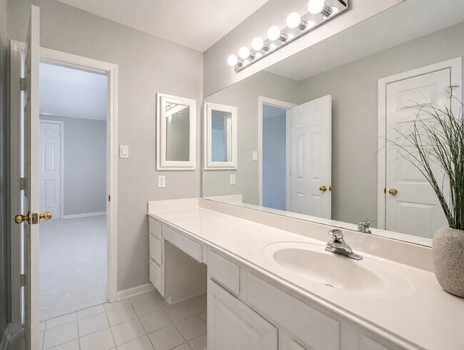 Building Photo - 1303 Red Oak Ct