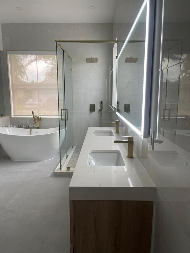 Building Photo - 5350 SW 33rd Ave