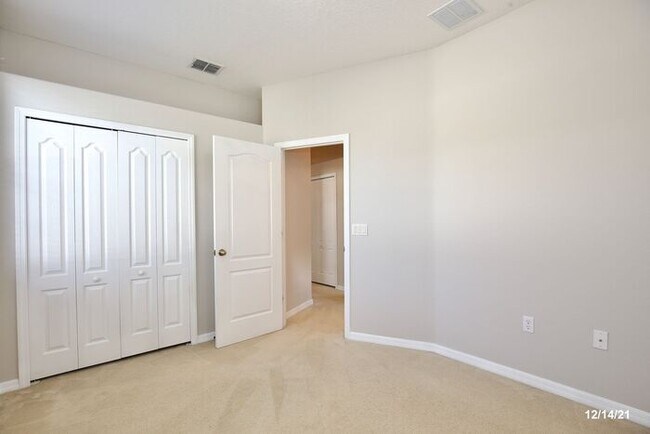 Building Photo - Beautiful 4/2 Home with a Spacious 2 Car G...