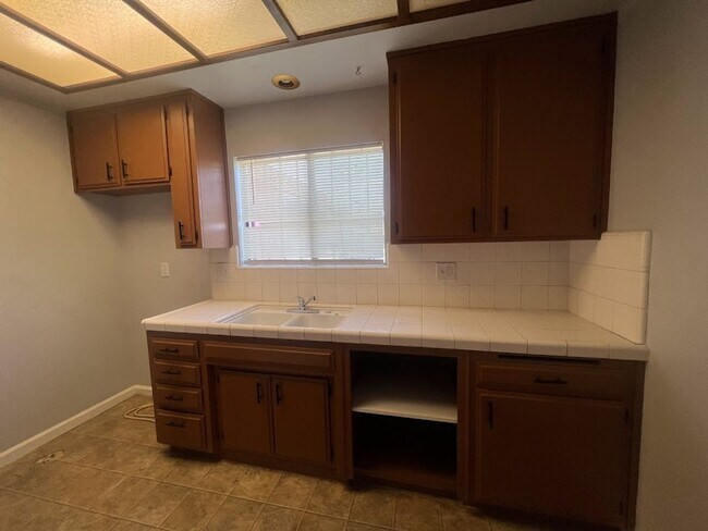 Building Photo - 4416 Parkwood Ct 93309