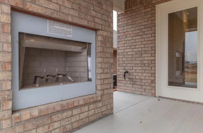 Building Photo - 4BD/3BTH home Minutes from I-35