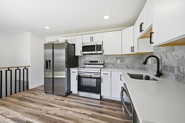 Building Photo - 4-bedroom, 4 bath home with 2 car garage