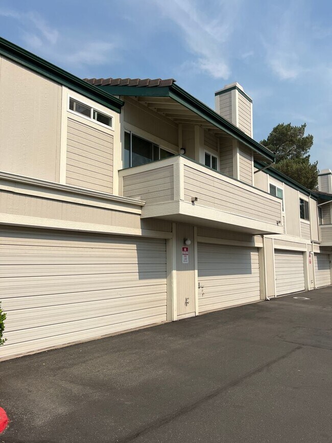 Building Photo - Charming 2 bed 1.5 bath condo, with attached 2 car garage!