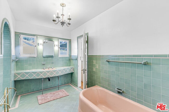 Building Photo - 1530 Valley View Rd