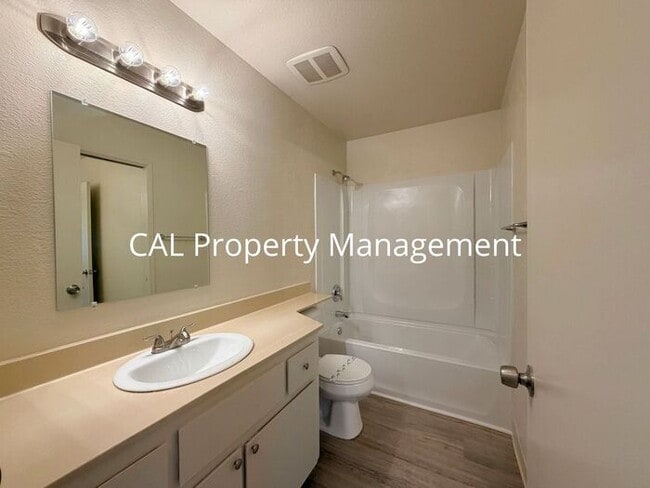Building Photo - Condo for Rent in North Salinas!